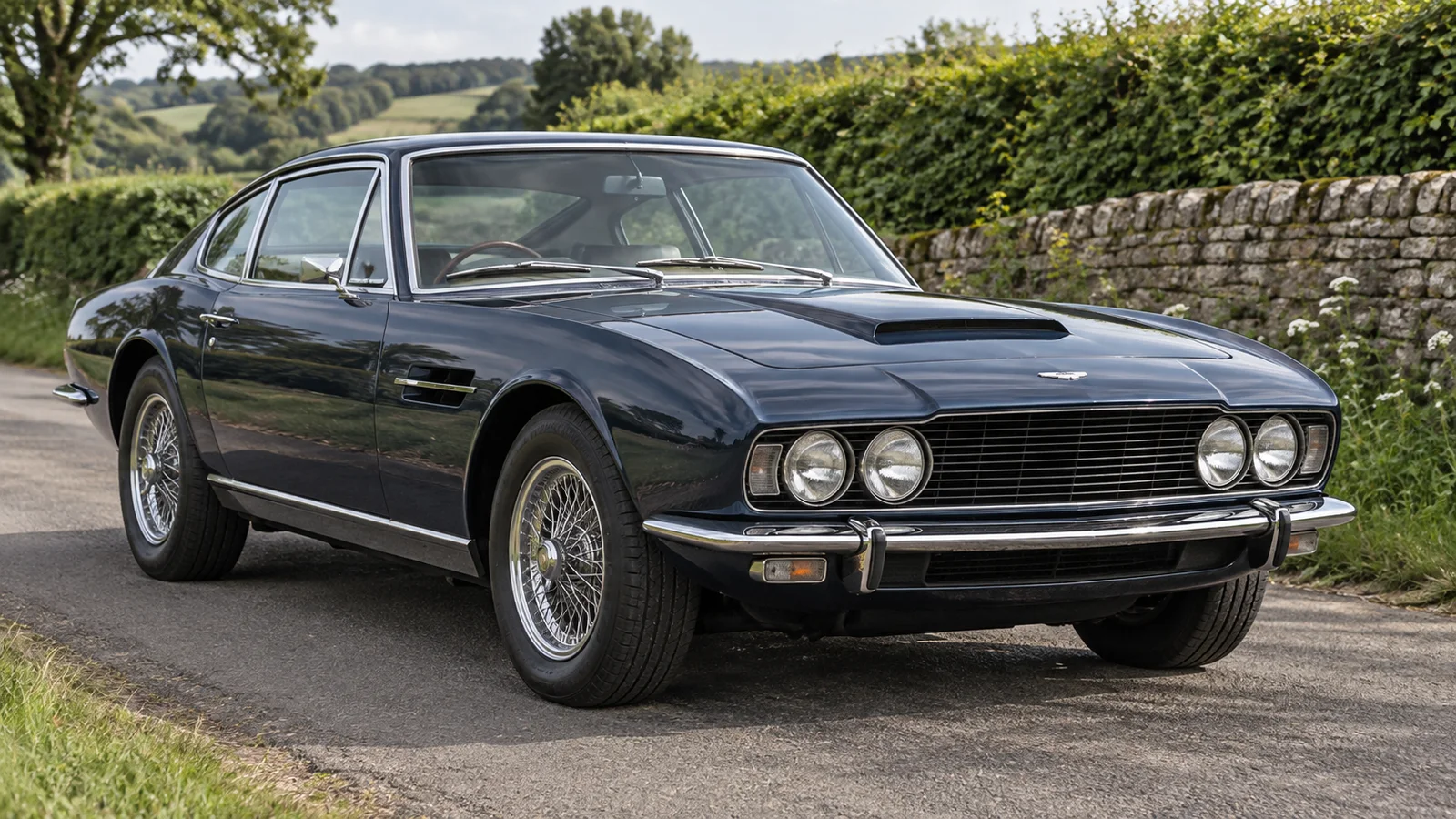 Ранний шестицилиндровый Aston Martin DBS с проволочными колёсами.