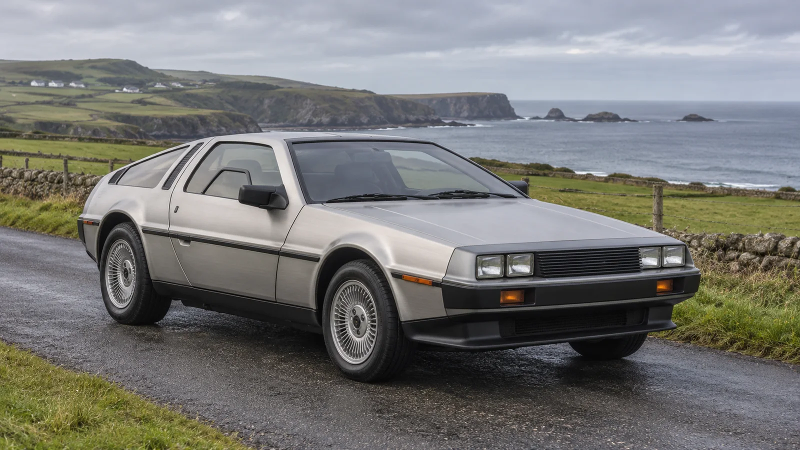 DeLorean DMC-12 с наружными панелями из нержавеющей стали.