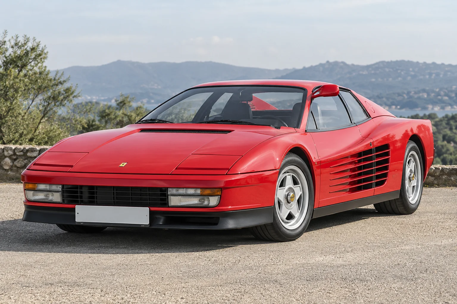 Ранняя Ferrari Testarossa Monospecchio с одним высоким наружным зеркалом.
