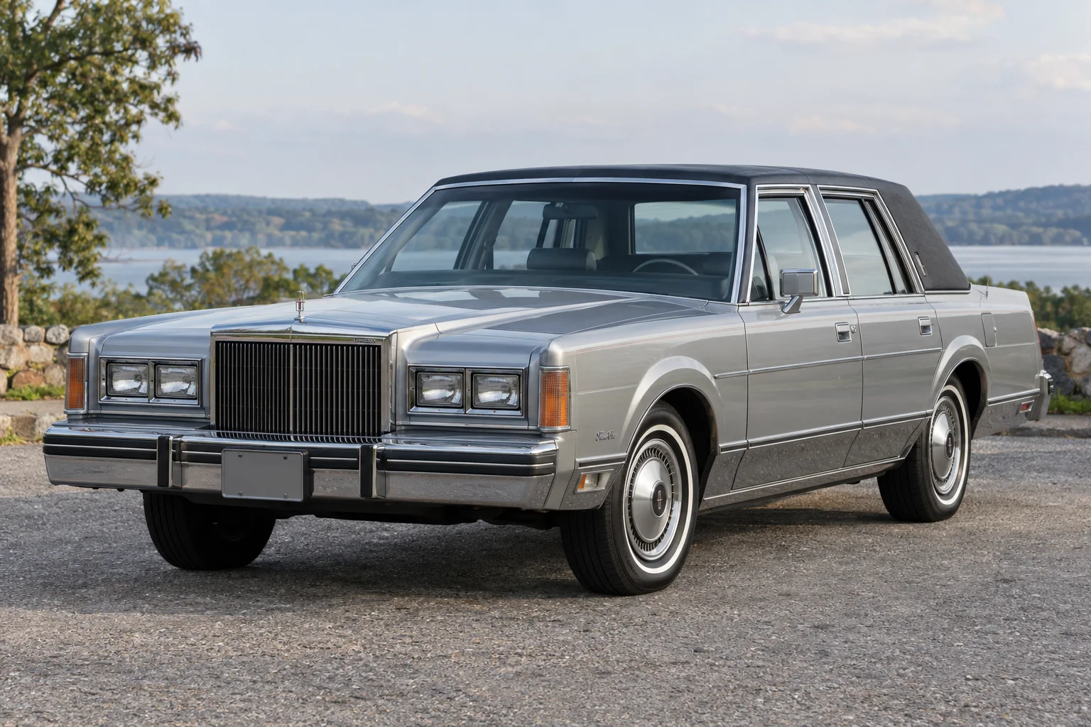 Lincoln Town Car первого поколения с виниловой отделкой крыши.