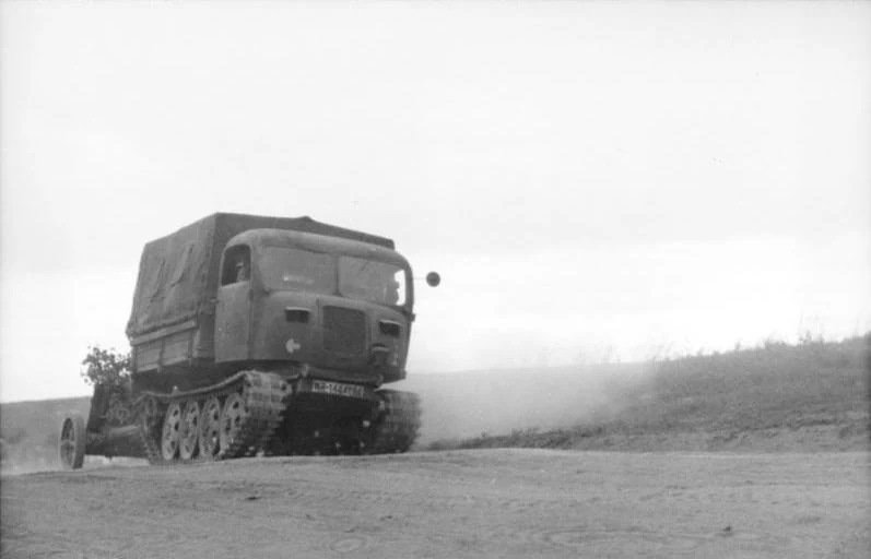 Гусеничный Raupenschlepper Ost буксирует орудие, архивная фотография 1943 года