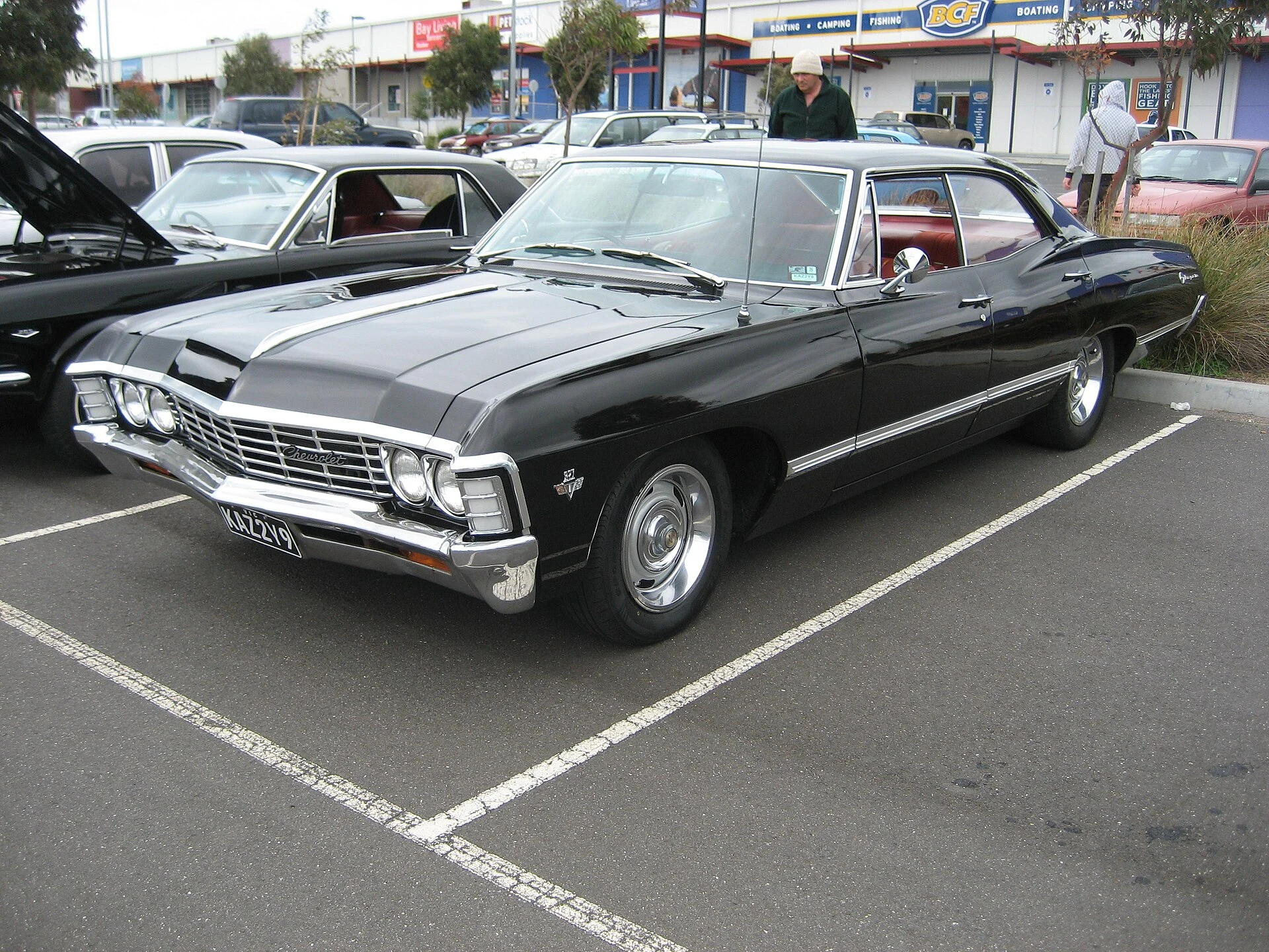 Чёрная Chevrolet Impala 1967 с четырёхдверным хардтопным кузовом