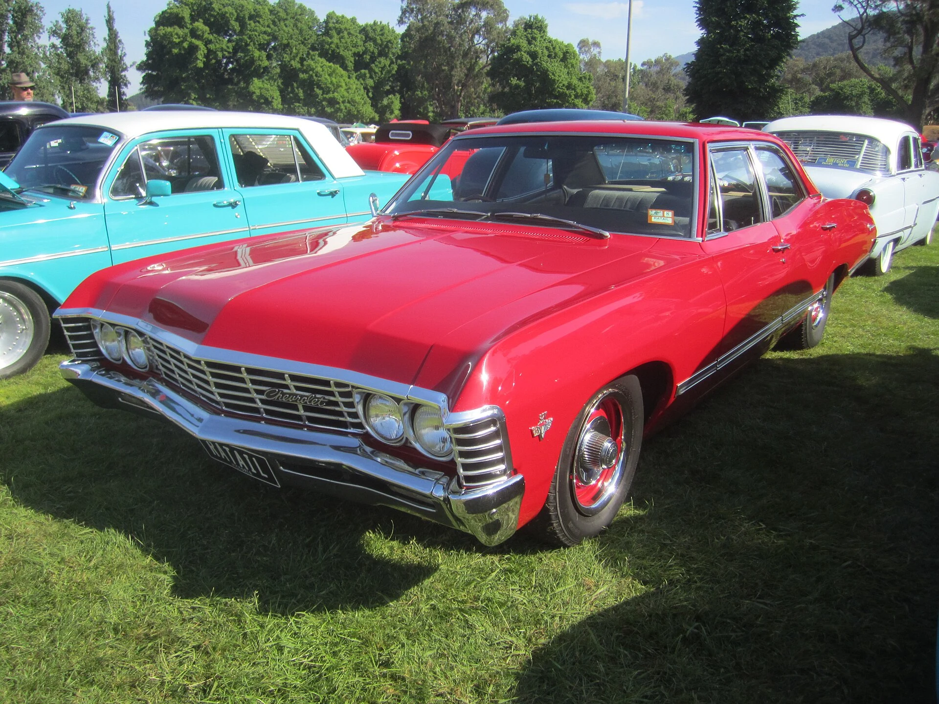 Красная Chevrolet Impala 1967 с оконными рамками и средней стойкой