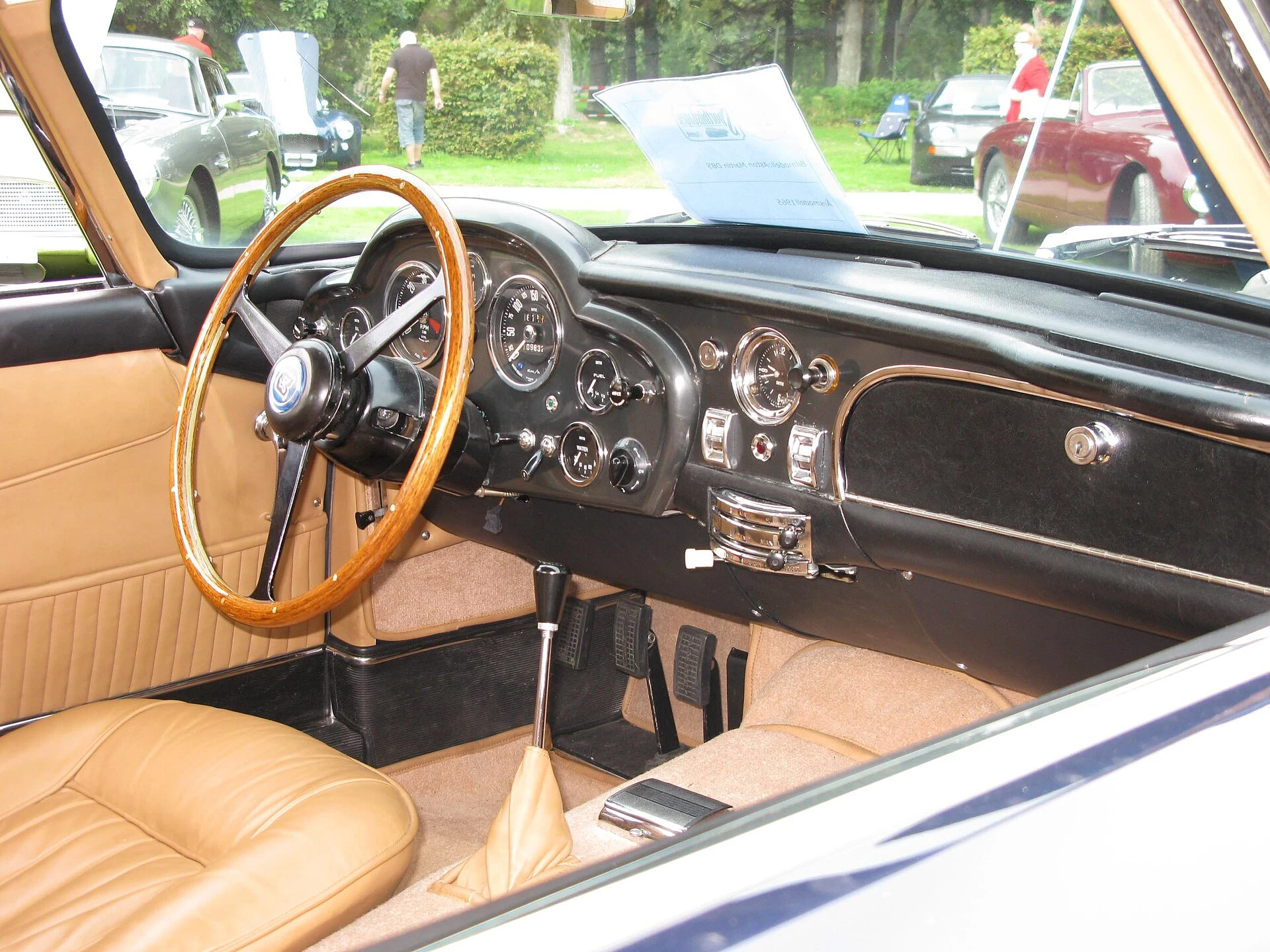Салон Aston Martin DB5 на автомобильной выставке в Вестервике в 2012 году