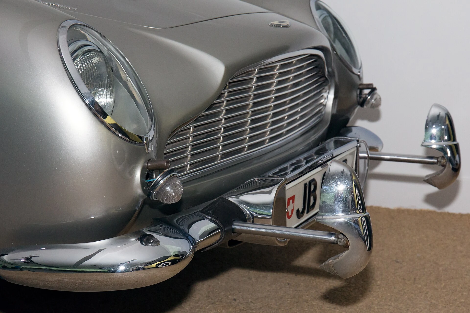Переднее оборудование выставочного Aston Martin DB5 в музее Бьюли