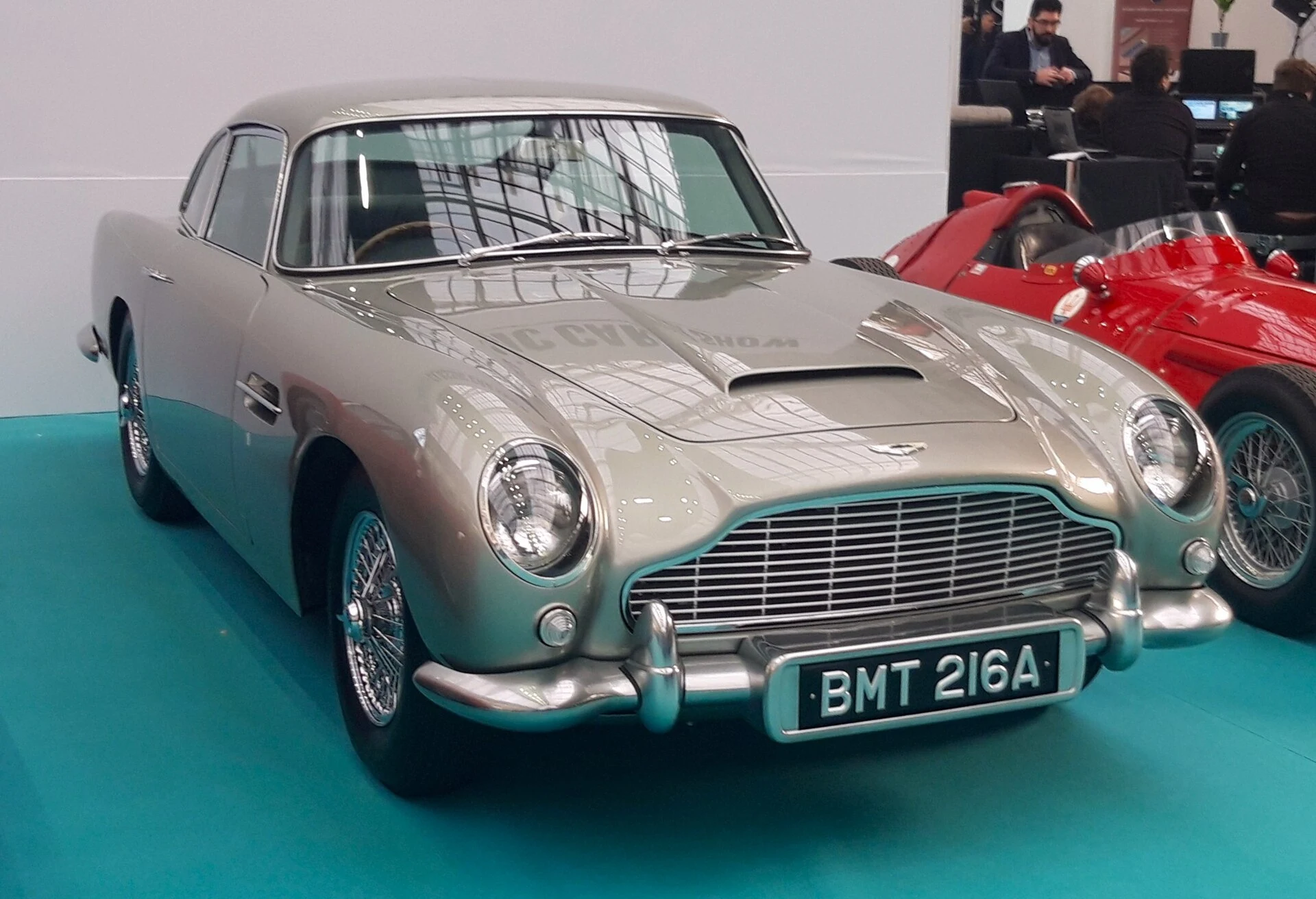 Aston Martin DB5 Goldfinger Continuation на London Classic Car Show в феврале 2020 года