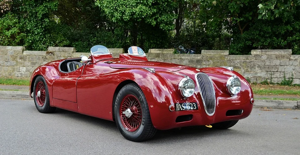 Jaguar XK120 с открытым кузовом и небольшими отдельными ветровыми стёклами