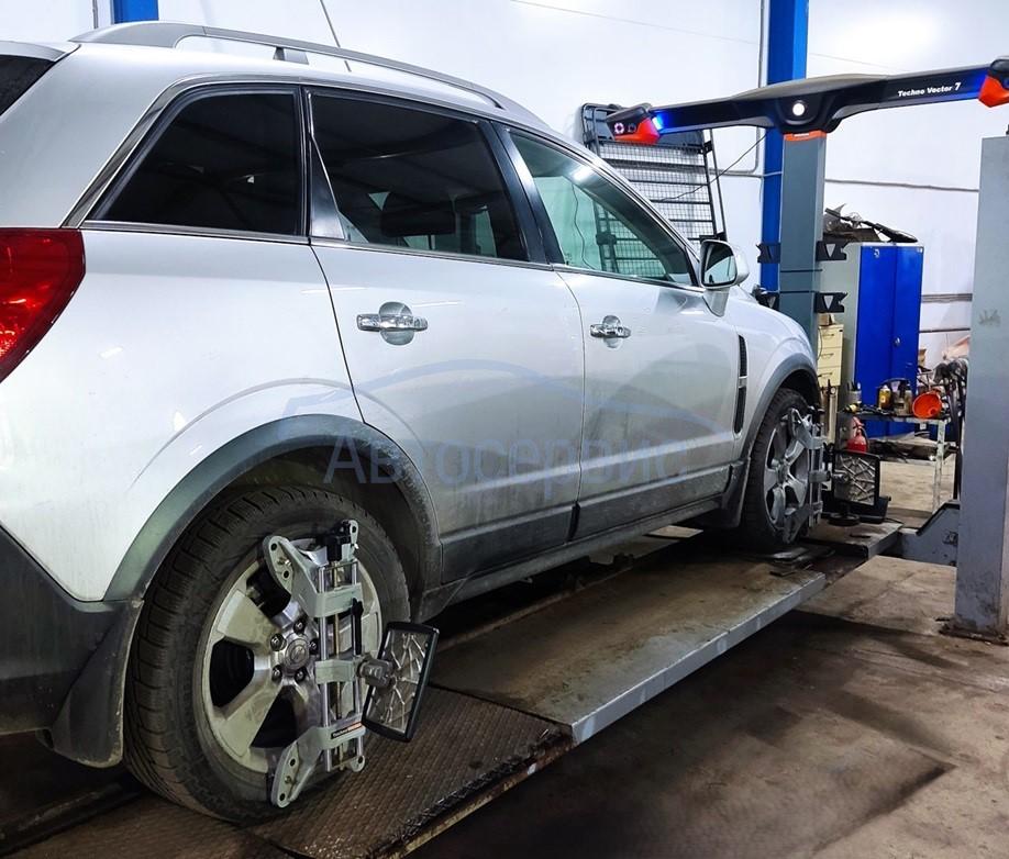 Opel Antara на регулировке схода-развала